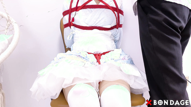 Chinesse Bondage - The cutie was hung on ropes