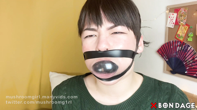 Mushroomgirl - Extreme self gag and reading a book