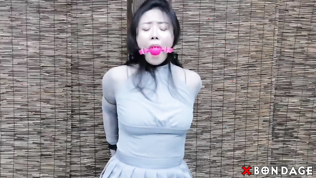 Chinese bondage - Asian slut tied to a pole