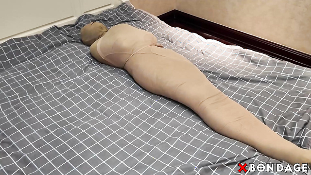 Chinese Bondage - The guy makes a mummy