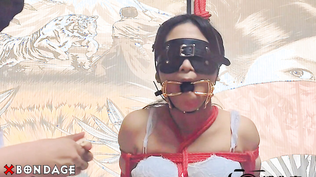 Fuxinshe In White Silk Bride Girl And Her One Hour Vibro Machine Ride