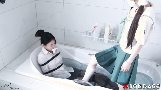 Dominant Schoolgirl Qianqian Helps Bully The Super Small Qingqing