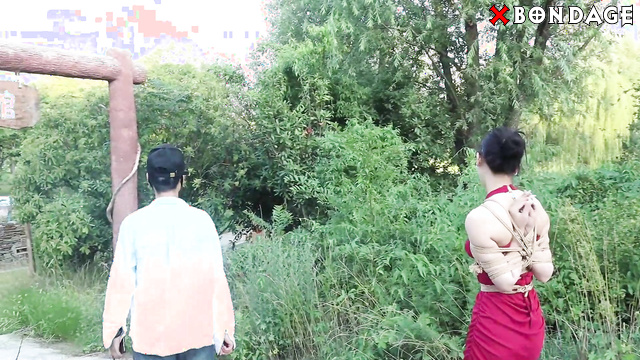 Tight Rope of Love: Yang Ruolin’s Obedient Visit To Scenic Spots