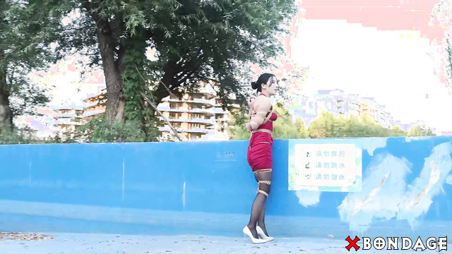 Tight Rope of Love: Yang Ruolin’s Obedient Visit To Scenic Spots