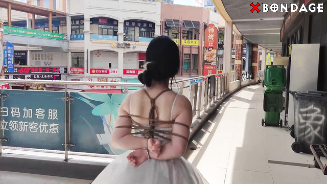 Long Yancao’s Outdoor Rope Art Demonstration Of Slave During Shopping