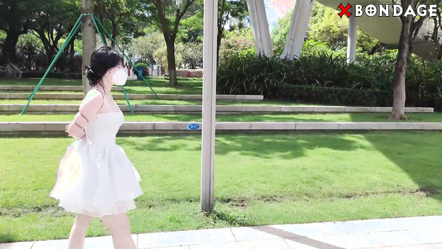 Long Yancao’s Outdoor Rope Art Demonstration Of Slave During Shopping